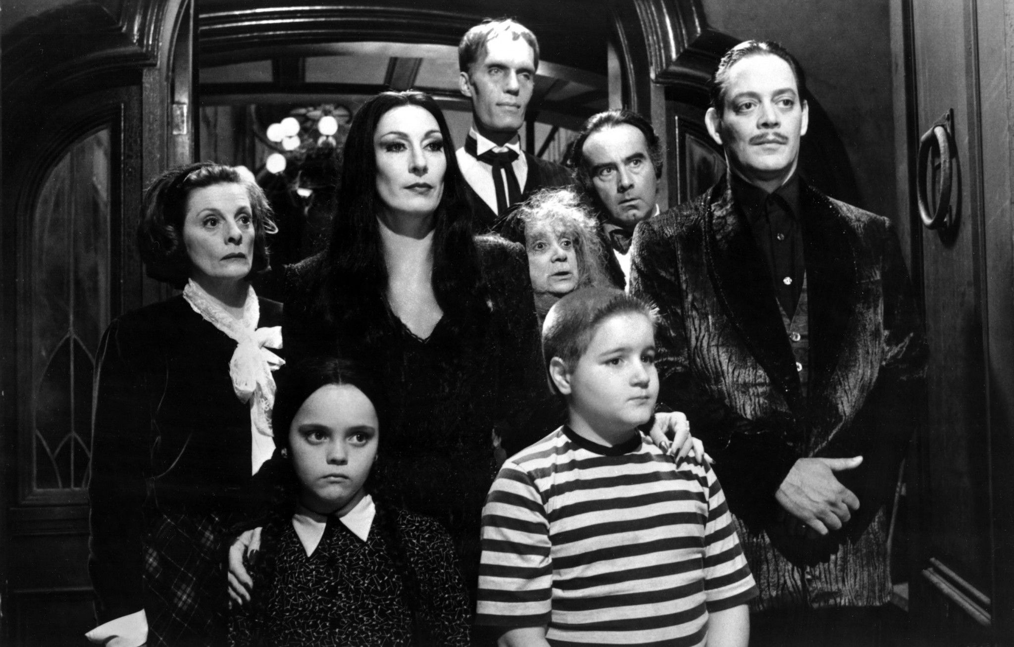 2048x1307 The Addams Family Wallpaper Addams Family HD de La familia ...