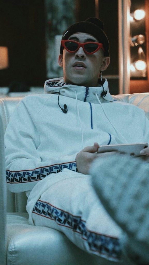 736x1308 Fondo de pantalla de Bad Bunny de Bad Bunny, Famosos - Todo fondos